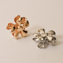Load image into Gallery viewer, Metal Flower Claw Clip