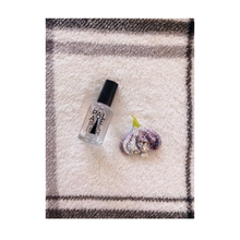 Load image into Gallery viewer, Garlic Nail Strengthener Palate Nail Polish
